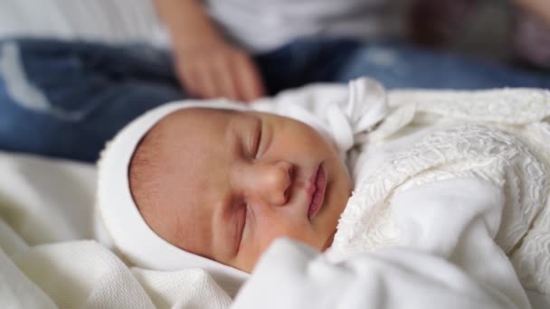 Ο μεγαλύτερος αδερφός αγγίζει τον μικρότερο. χαριτωμένο νεογέννητο μωρό κοιμάται — Αρχείο Βίντεο