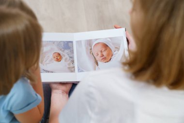 Üst Manzara. Anne ve kızı yeni doğan bebeğin taburcu edilişini izliyorlar.