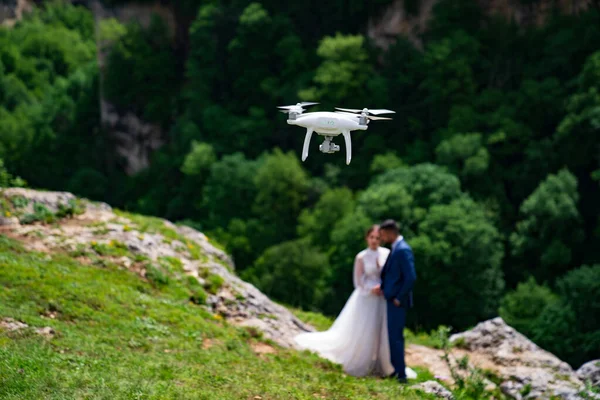 Dron kręci ślub w górach. nowożeńcy w lasach górskich. — Zdjęcie stockowe