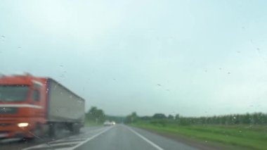 Camına damla damlatan ve silecekleri çalışan bir arabadan ateş etmek.. 