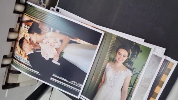 Stampa chimica di foto dal matrimonio nel laboratorio fotografico. — Video Stock