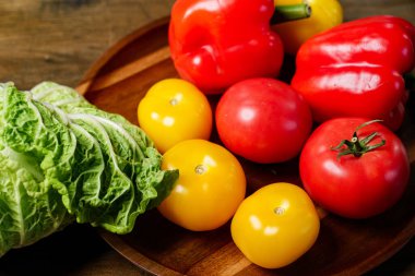 marul, sarı ve kırmızı domates ve su damlalı dolma biber. salatalıklar.