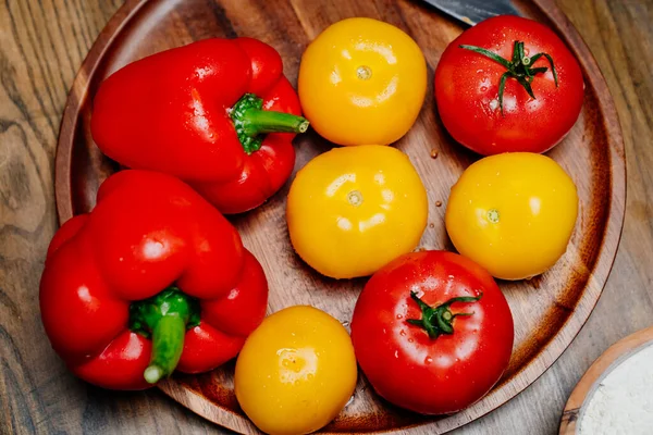 Tomates amarillos y rojos y pimiento con gotas de agua. blogger de alimentos, estilista — Foto de Stock