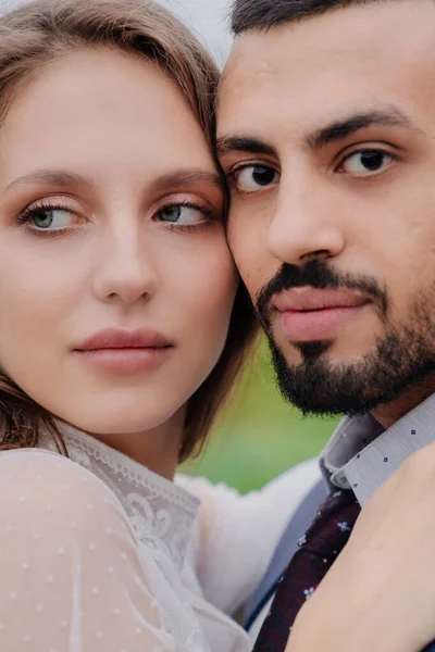 Nahaufnahme des Gesichts eines Mannes und einer Frau. Ein glückliches internationales Paar. — Stockfoto