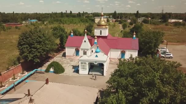 Egy kis ortodox templom egy kis vidéki városban. — Stock videók
