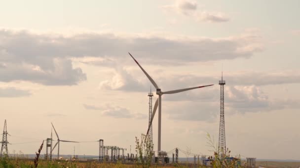 Větrné mlýny jsou zdrojem energie. alternativní výroba elektřiny. západ slunce obloha — Stock video