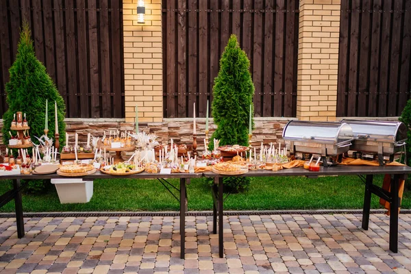 Asztal snack az udvaron a magánház háttér kerítés — Stock Fotó