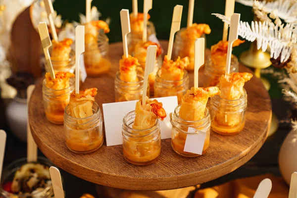 Servir camarones con salsa en porciones en pequeños frascos de vidrio. buffet de vacaciones. —  Fotos de Stock