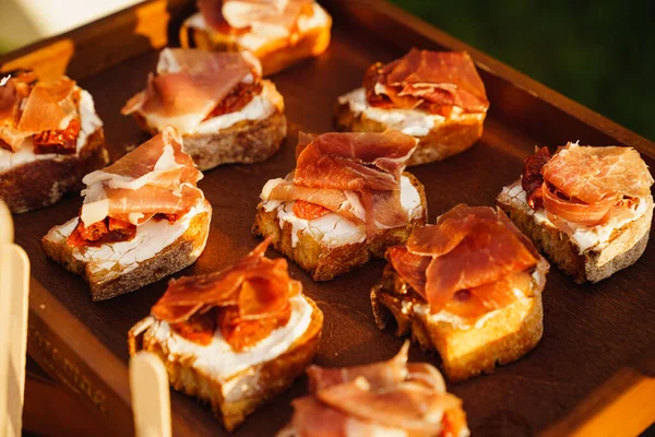 Canapes with sauce and meat for the buffet. catering for a dinner party. — Stock Photo, Image