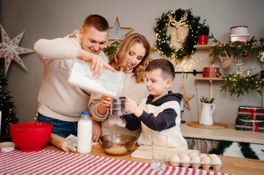 Çocuk unu kendisi eledi. Aile birlikte yeni yıla hazırlanıyor.