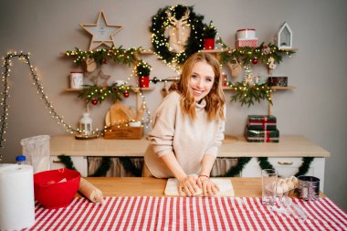 Bir kadın yeni yıl mutfağında hamur yoğurur. Aşçılık okulu.