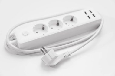 prizleri ve usb portları olan çok yönlü bir modern beyaz uzatma kablosu