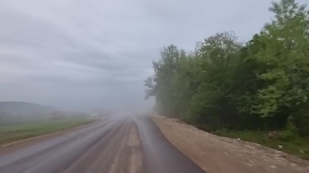 Videoaufnahmen durch die Windschutzscheibe der Autostraße im Nebel. — Stockvideo