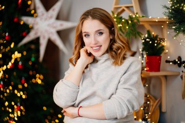 Yeni yıl mutfağında hamile güzel bir kadın..