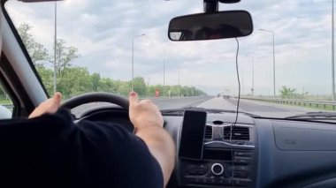 Yolcu koltuğundan video çekiyoruz. Tarlalar boyunca yol boyunca seyahat et.. 