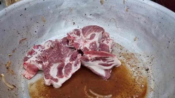 有香料的肉放在一个大的大锅里烹调小牛肉. — 图库视频影像