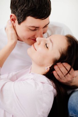 Beyaz fotoğraf stüdyosundaki çift erkek ve kadın. Aile psikoterapisi. 