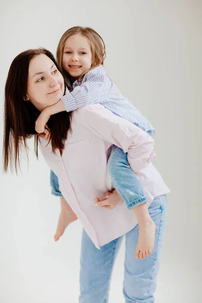 Mamá y su hija juegan y se divierten. hermosa familia feliz — Foto de Stock