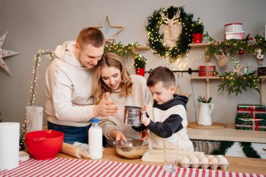 Çocuk unu kendisi eledi. Aile birlikte yeni yıla hazırlanıyor.