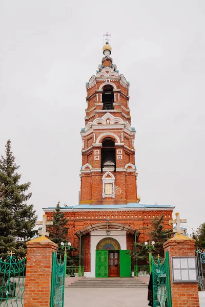 Das Gebäude der orthodoxen Kirche besteht aus rotem Ziegelstein. — Stockfoto