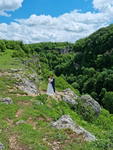 Um abraço bonito doce recém-casados em uma cerimônia de casamento nas montanhas — Fotografia de Stock