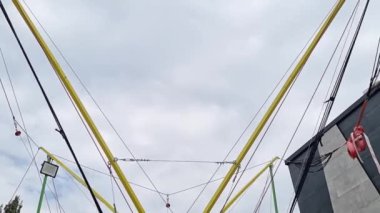 Küçük bir kız bungee trambolinde zıplıyor. parkta çocuklar için eğlence.