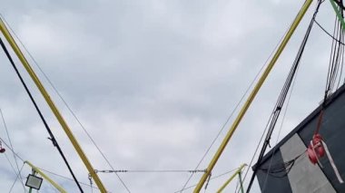 Bir kız çocuğu bungee trambolinde zıplıyor. parkta çocuklar için eğlence.
