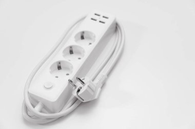 prizleri ve usb portları olan çok yönlü bir modern beyaz uzatma kablosu
