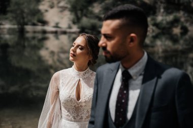 Seçici odaklanma. nazik ve sevecen yeni evliler bir dağ gölünün kıyısında.