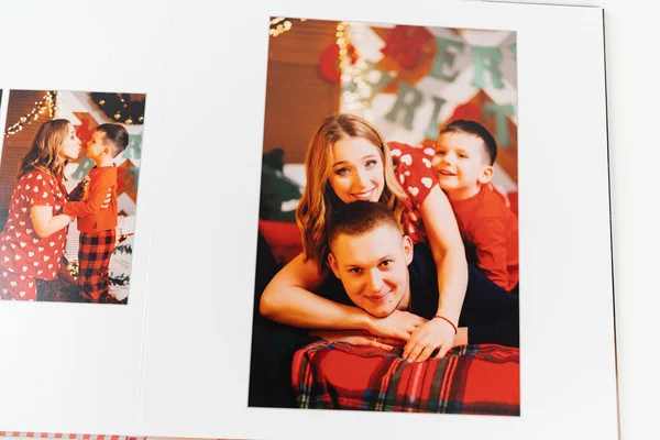 Сторінки фотокниги з новорічної сімейної фотосесії — стокове фото