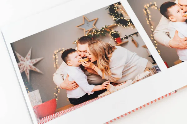 Páginas de fotolivro de uma sessão de fotos de família na cozinha — Fotografia de Stock