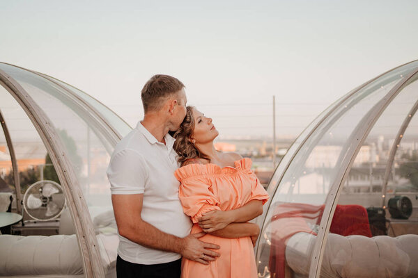 красивый мужчина и влюбленная женщина в оригинальном месте для знакомства на крыше