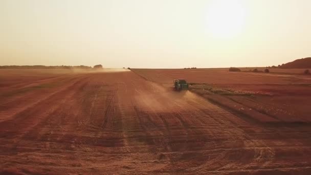 수확기에는 여름 농토를 섞는다. — 비디오