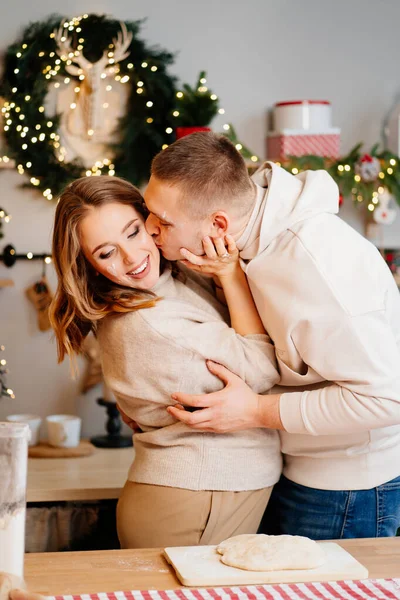 Femme enceinte avec homme dans la cuisine du Nouvel An prépare la pâte et amusez-vous — Photo