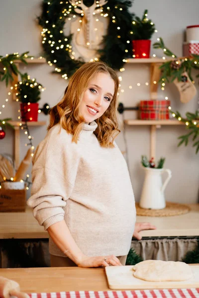 En vacker gravid kvinna i nyårsköket. — Stockfoto