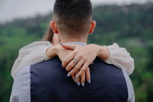 A noiva e o noivo acariciando ternamente na natureza. romance no relacionamento — Fotografia de Stock