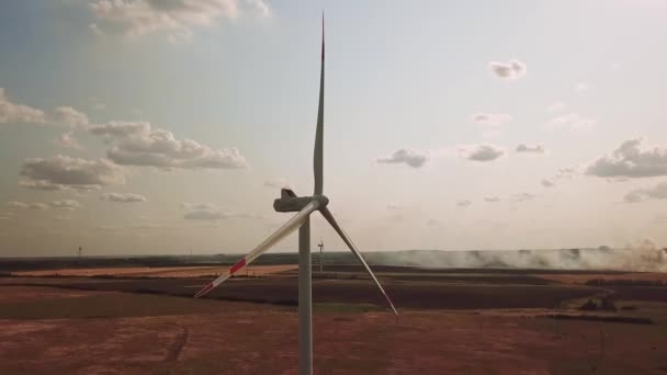 Parques eólicos operam contra o céu — Vídeo de Stock