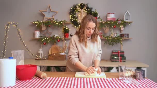 Une femme pétrit de la pâte dans la cuisine du Nouvel An. école culinaire. — Video