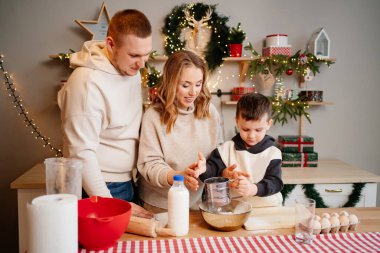 Çocuk unu kendisi eledi. Aile birlikte yeni yıla hazırlanıyor.