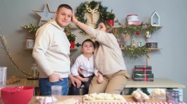Mutlu aile yeni yıl için geleneksel yemeklerini hazırlar.