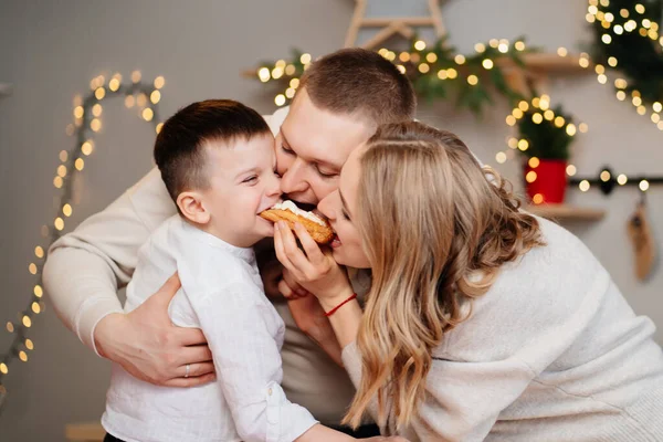 Mamma, pappa och son äter tårta tillsammans. lycklig familj. tillagning av desserter. — Stockfoto