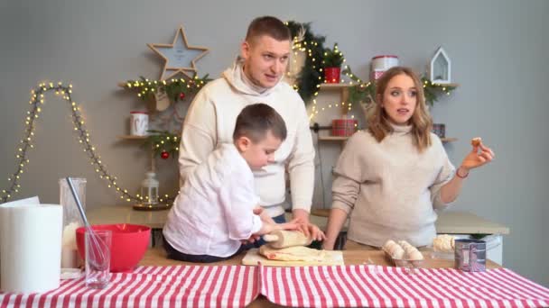 Famille heureuse prépare ensemble des plats traditionnels de la pâte pour la nouvelle année. — Video