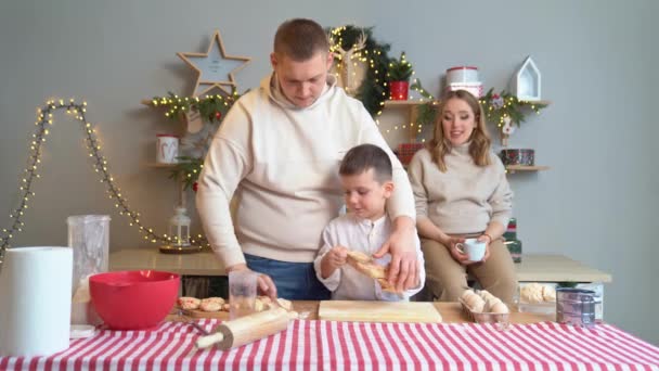 Gelukkig gezin samen bereidt traditionele gerechten uit het deeg voor het nieuwe jaar. — Stockvideo