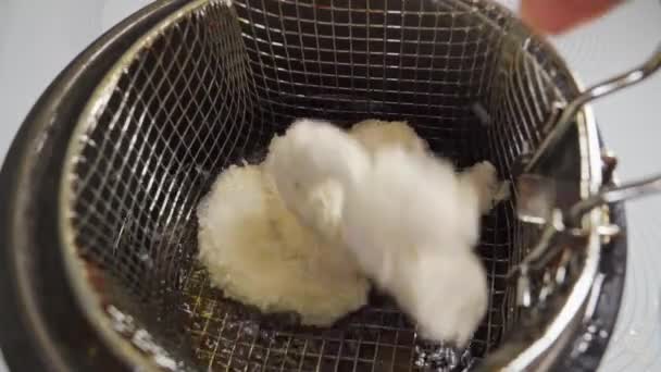 Mrożone krewetki w cieście jest umieszczony w koszu frytkownicy. — Wideo stockowe