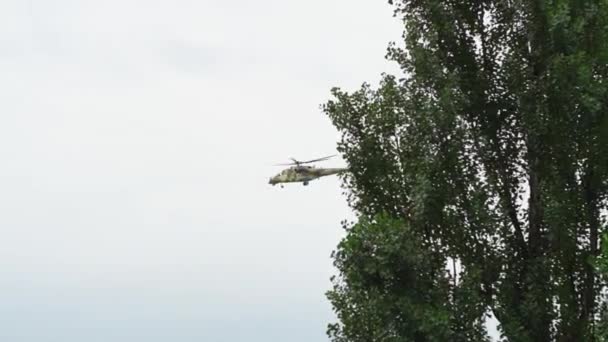 軍用ヘリコプターが空を飛ぶ。軍隊の演習. — ストック動画