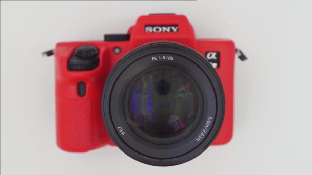 The mans hand unscrews the lens from the sony digital camera. — Stock Video