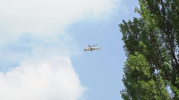 Na obloze létají vojenské helikoptéry. armádní cvičení. — Stock video