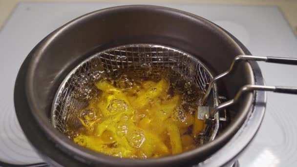Ansicht von oben. Öl kocht in der Fritteuse. in der Fritteuse Garnelen in Teig oder Kartoffeln kochen. — Stockvideo