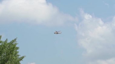 Askeri helikopterler gökyüzünde uçuyor. Ordu tatbikatları.