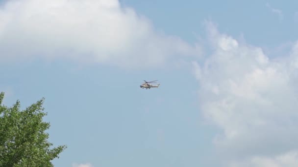 Militaire helikopters vliegen de lucht in. legeroefeningen. — Stockvideo